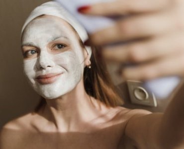 Niebieskie światło, szara cera? Sprawdzone sposoby na skórę wyczerpaną ekranami