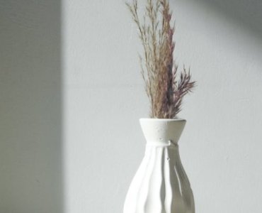 Gałązki w roli głównej: wybierz idealny wazon z ceramiki