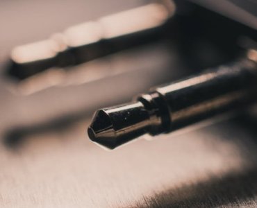 Zero kabli, maksimum dźwięku: przewodnik po bezprzewodowych transmiterach audio