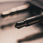 Zero kabli, maksimum dźwięku: przewodnik po bezprzewodowych transmiterach audio