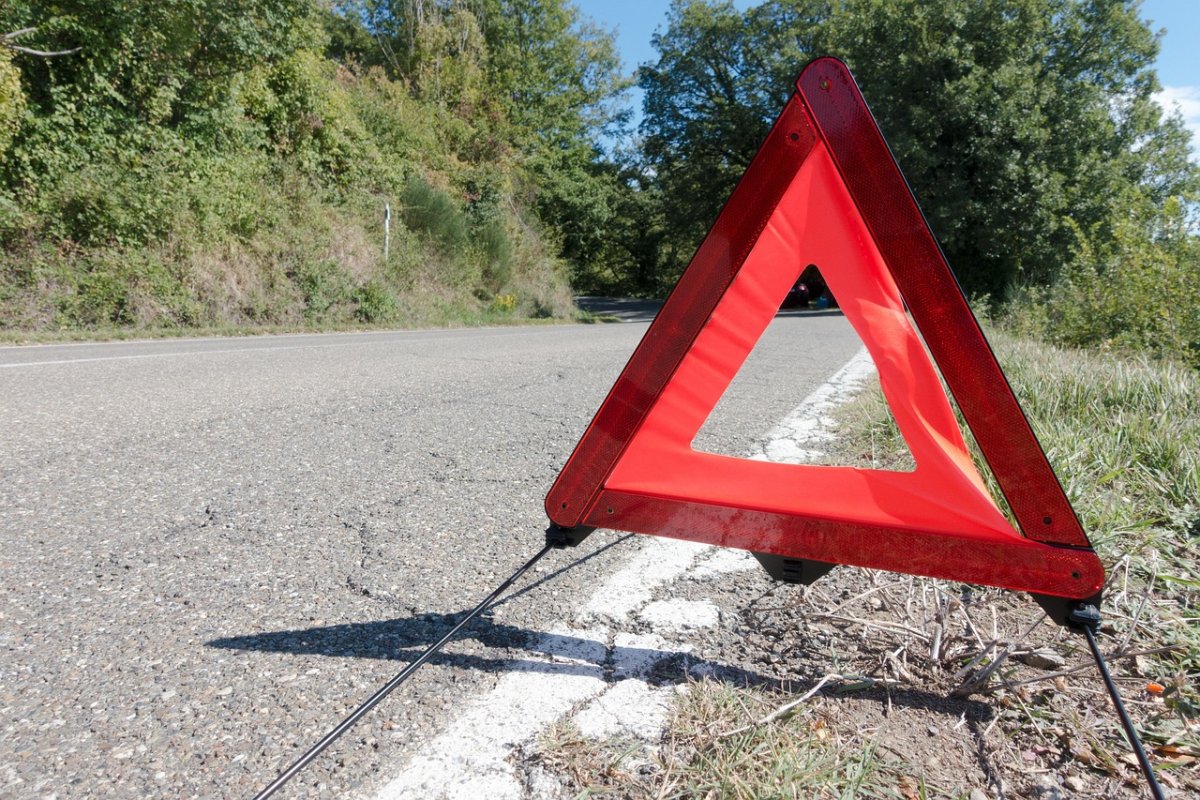 Nie szukaj w panice! Oto gdzie trzymać trójkąt ostrzegawczy, by działać szybko i zgodnie z prawem