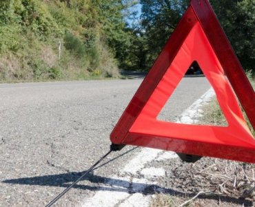 Nie szukaj w panice! Oto gdzie trzymać trójkąt ostrzegawczy, by działać szybko i zgodnie z prawem