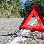 Nie szukaj w panice! Oto gdzie trzymać trójkąt ostrzegawczy, by działać szybko i zgodnie z prawem