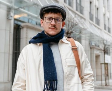 Cienki szal + marynarka: subtelny akcent, który robi różnicę — przewodnik stylu na każdą porę roku