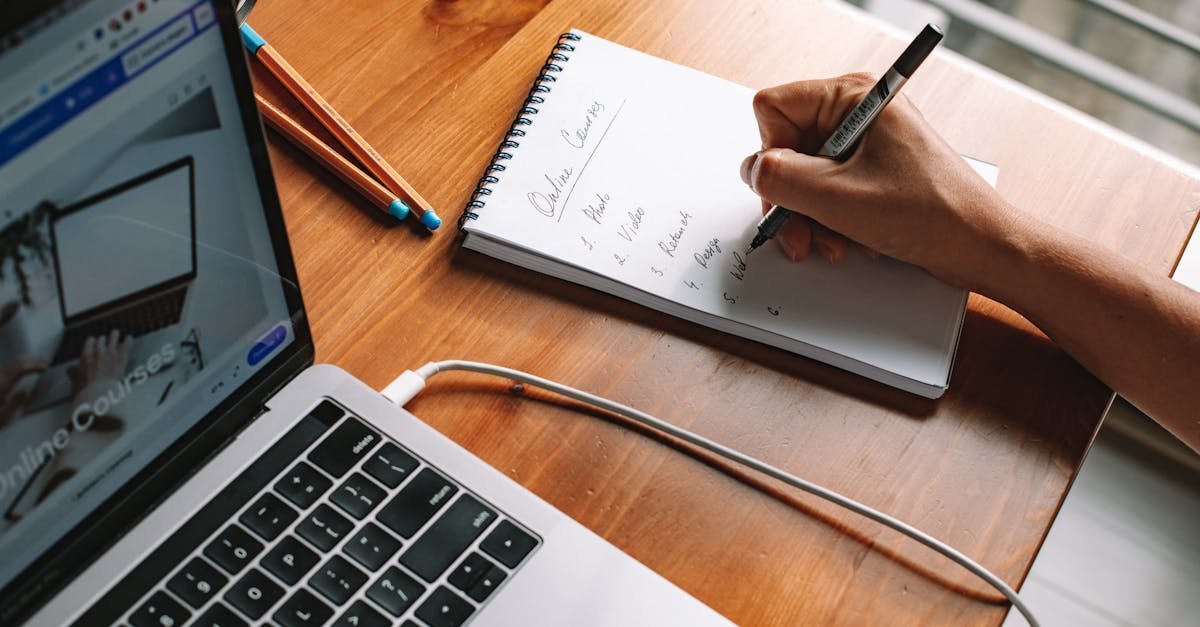 Mentoring czy kurs online: jak wybrać ścieżkę, która najszybciej rozwinie Twoją karierę?