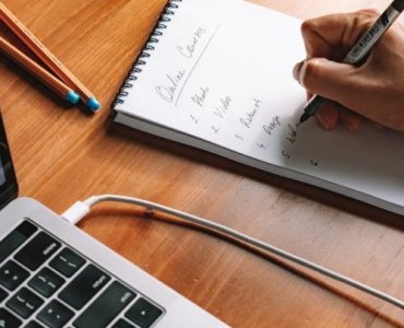 Mentoring czy kurs online: jak wybrać ścieżkę, która najszybciej rozwinie Twoją karierę?