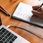 Mentoring czy kurs online: jak wybrać ścieżkę, która najszybciej rozwinie Twoją karierę?