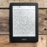 Czytnik pod poduszkę: jak wybrać idealnego towarzysza nocnej lektury
