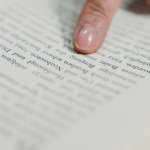 Szybciej czytaj, więcej rozumiej: jak przyspieszyć lekturę bez utraty sensu