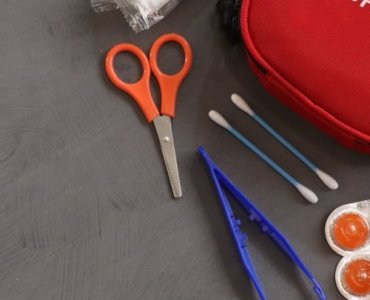 Apteczka podróżna: wyposażenie, które ratuje wakacje