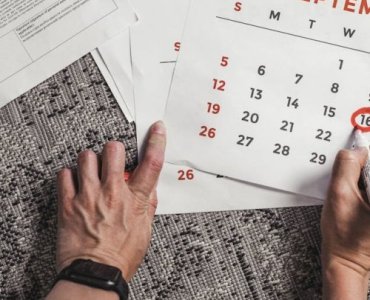 Gdy zleceniodawca zwleka z przelewem: 9 taktyk, które kulturalnie, lecz skutecznie przyspieszą zapłatę