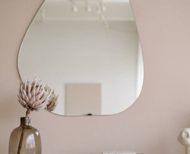 Organiczne kształty nad konsolą: lustro, które robi efekt WOW w przedpokoju i salonie