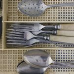 Szuflada marzeń: sprytne organizery na sztućce, które zmienią Twoją kuchnię