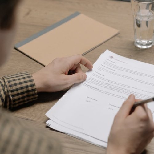 Zanim złożysz podpis: analiza umowy w praktyce — jak wychwycić haczyki i chronić swój interes