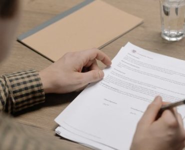 Zanim złożysz podpis: analiza umowy w praktyce — jak wychwycić haczyki i chronić swój interes