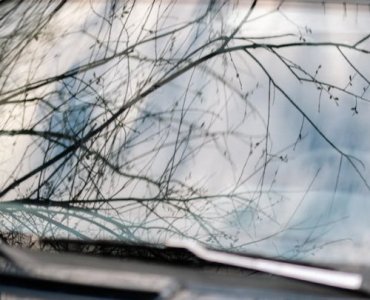 Zatrzymaj upał za szybą: wybierz osłonę, która naprawdę działa