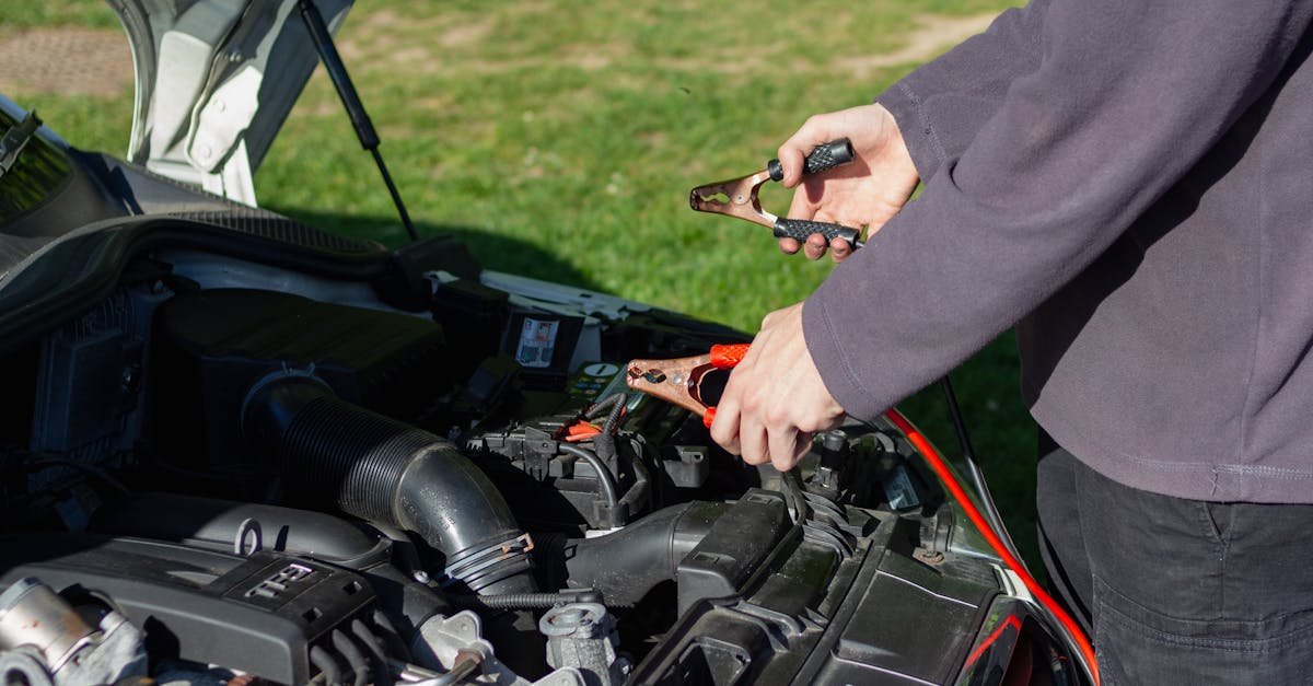 Auto ładuje dopiero po kilku minutach? Dlaczego alternator budzi się z opóźnieniem i jak to naprawić