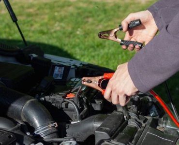 Auto ładuje dopiero po kilku minutach? Dlaczego alternator budzi się z opóźnieniem i jak to naprawić