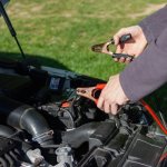 Auto ładuje dopiero po kilku minutach? Dlaczego alternator budzi się z opóźnieniem i jak to naprawić