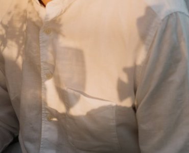 Oddychaj latem: jak wybrać idealną lnianą koszulę na największe upały