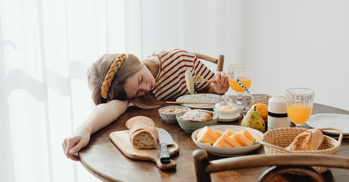 Zjedz i nie śpij: jak po obfitym lunchu zachować energię do wieczora