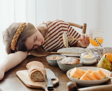 Zjedz i nie śpij: jak po obfitym lunchu zachować energię do wieczora