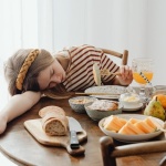 Zjedz i nie śpij: jak po obfitym lunchu zachować energię do wieczora